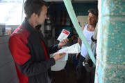 Tobias Obwegeser prüft, ob die Medikamente richtig eingesetzt werden.
