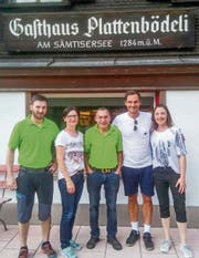 Tennis-Star Roger Federer posierte mit dem Team des «Plattenbödeli». (Bild: Screenshot Instagram)