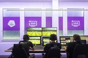 So sehen die Arbeitsstationen aus: In der Mitte der Video Assistant Referee (VAR), links sein Assistent (AVAR), rechts ein Techniker. (Bild: Ennio Leanza/Keystone)