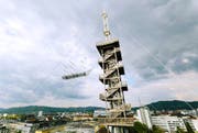In Linz will die Kunst hoch hinaus: Der Künstler Alexander Ponomarev lässt über den Dächern sogar das Gerippe eines Segelschiffs schweben. (Bild: Florian Voggeneder)