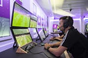 Der Video Assistant Referee (VAR) verfolgt das Spiel. (Bild: Ennio Leanza/Keystone (Volketswil, 17. Juli 2019))