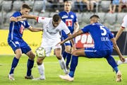 Luzerns Idriz Voca, Frankfurt's Dekan Joveljic und Luzerns Lucas Alves. (Bild: KEY)