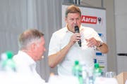 Vizepräsident Roger Geissberger spricht, links daneben Präsident Alfred Schmid. (Bild: Fabio Baranzini)