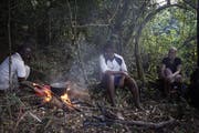 Das Essen wird über loderndem Feuer zubereitet. (Bild: Eva Hirschi)