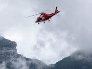 Auch Helikopter der Rega standen im Einsatz. (Symbolbild: Alexandra Wey / Keystone)