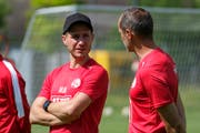 Fitnesstrainer Michael Müller (links) im Gespräch mit FCL-Coach Thomas Häberli.(Bild: Martin Meienberger/Freshfocus, Luzern, 17. Juni 2019)