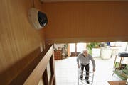 Eine Kamera filmt den Wohnbereich eines älteren Mannes. Der Zuschauer kann bei einem Notfall schnell einen Alarm auslösen. (Bild: Patrick Allard/Realaif)