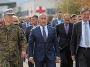 Der zurückgetretene kosovarische Regierungschef Ramush Haradinaj (Mitte), hier bei einem Besuch der deutschen KFOR-Militärbasis in Prizren. (Bild: KEYSTONE/AP/VISAR KRYEZIU)
