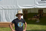 Severin Ammann ist langjähriger Bauchef des Open Air Bütschwil. Dieses Jahr baut er das Festzelt eine knappe Woche früher auf, damit er darin seine Hochzeit feiern kann. (Bild: Ruben Schönenberger)