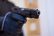 Der mutmassliche Täter bedrohte die Kassierin mit einer Waffe. (Symbolbild: Imago)