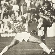 Thomas Lips im ersten seiner insgesamt 22 Einsätze für den FC St. Gallen. Im Heimspiel gegen den FC Aarau duelliert sich der damals 24-Jährige mit Uwe Wassmer. (Bild: Ralph Ribi/8. August 1992)