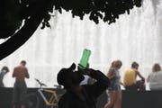 Ein Mann erfrischt sich mit Bier in St. Petersburg. (Bild: EPA/ANATOLY MALTSEV, Archiv)