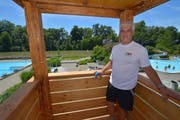 Noch Ende Juni präsentierte Roberto Cantelli stolz den neuen Wachturm in der Badi – wenige Tage später hat er gekündet. (Bild: Mario Testa)