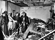 NS-Reichsleiter Martin Bormann (links) und Reichsmarschall Hermann Göring (helle Uniform) begutachten die Zerstörung in Hitlers Besprechungsbaracke.