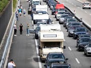 Reisende in Richtung Süden brauchen vor dem Gotthardtunnel viel Geduld. (Bild: KEYSTONE/ALEXANDRA WEY)