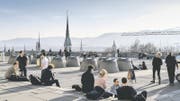 Studierende geniessen die Sonne auf der Polyterasse der ETH Zürich. Woie viele von ihnen kehren nach dem Studium wieder in ihren Heimatkanton zurück. Bild: KEY
