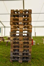 Solche Paletten tragen die Helfer reihenweise auf das Festivalgelände. (Bild: Ruben Schönenberger)