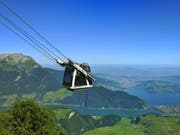 Steht wegen eines Defekts still: Die Cabrio-Bahn auf das Stanserhorn. (Bild: Keystone/PERRET)