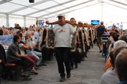 Die Jochtrichler Beckenried führen am Klewenalp-Festival den Einzug aller Interpreten am Jodlerabend an. (Bild: Rosmarie Berlinger, 18. Juli 2019)