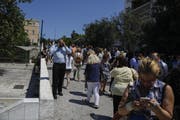 In Aufruhr: Personen in Athen. (Bild: Petros Giannakouris / AP)