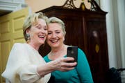 Meryl Streep (links) macht ein Selfie von ihr und Hillary Clinton. (Bild: Keystone, Kevin Wolf, 1. Dezember 2012)