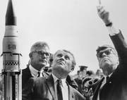 Präsident John F. Kennedy mit Wernher von Braun und NASA-Chefadministrator Robert Seamans (mit Brille, links). Das Bild entstand am 16. November 1963, eine Woche vor Kennedys Tod. Bild: KEY
