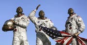 Die Besatzung von Apollo 11 (von links): Michael Collins, Neil Armstrong und Buzz Aldrin, dargestellt vor dem Kennedy Space Center Visitor Complex in Cape Canaveral, Florida. Bild: KEY.