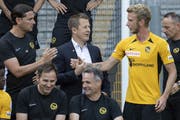 Klatscht neu mit Trainer Gerardo Seoane (links) und Sportchef Christoph Spycher (Mitte) ab: Fabian Lustenberger. (Peter Schneider/Keystone)