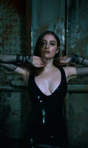 Jillian Banks singt zwar traurige Electropop-Balladen, sucht aber selbst den Liebeskummer nicht mehr. (Bild: Steph Wilson)