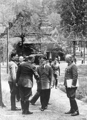 Führerhauptquartier, 15. Juli 1944. Während Hitler einen General begrüsst, steht Stauffenberg (links) dabei. (Bild: Getty Images)