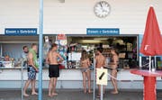 Die neuen Pächter führen das Badirestaurant seit dieser Saison.Bild: Ralph Ribi (19. Juli 2019)