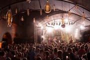 Am Kulturfestival kommen sich Publikum und die auftretende Band - hier Bukahara - sehr nah. (Bild: Urs Bucher)
