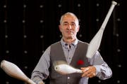 Zirkusdirektor Johannes Muntwyler jongliert im neuen Programm des Circus Monti. Es ist das Handwerk, das er ursprünglich gelernt hat. Bild: Severin Bigler