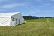 Das Festzelt des Open Airs Bütschwil steht früher als üblich. (Bild: Ruben Schönenberger)