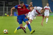 Kemal Ademi (links) gegen den Stuttgarter Holger Badstuber. (Georgios Kefalas/Keystone (Basel, 13. Juli 2019))