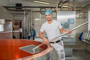 Im Kupferchessi des Muolener Betriebs werden täglich 80 Laibe gekäst. (Bild: Urs Bucher)