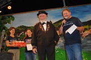 OK-Präsident und Klewenbahn-Geschäftsführer Roger Joss (rechts) ehrt Fredy Wallimann, der seit 20 Jahren die Zusammenstellung des Programms besorgt. (Bild: Rosmarie Berlinger, Klewenalp, 18. Juli 2019)