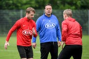 Aarau-Trainer Patrick Rahmen (Mitte) im Training mit Nicolas Schindelholz (links) und Markus Neumayr. (Bild: Daniela Frutiger/Freshfocus, Aarau, 22. Juni 2019)