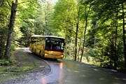 Ein Postauto unterwegs von Giswil auf die Mörlialp. (Bild: Nadia Schärli, Giswil, 16. Juli 2010)