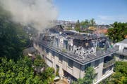 Qualmender Rauch: Am Montag brannte an der Berglistrasse 21 in Luzern ein Dachstock aus. (Bild: PD/Feuerwehr Luzern)