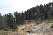 Der Einschnitt für den einzigen Tunnel der 2. Etappe der Umfahrung Wattwil. Die Blickrichtung ist gegen Scheftenau. (Bild: Martin Knoepfel)