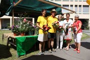 Kathrin Goop und Christian Müller (Müko), Sandra Lehnherr (Ölküche PHW), Helene Kind-Thoeny (Kräuterfachfrau/Naturpädagogin) sowie Erika Beer (Aktivierung PHW) bewirten den Marktstand mit Rosen. (Bild: PD)