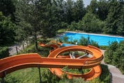 Das Waldschwimmbad Zimmeregg in Littau wird bis Juni 2022 saniert. Kostenpunkt: Rund 12,5 Millionen Franken. Im Bild die Wasserrutsche und das 50-Meter-Becken. (Bild: Boris Bürgisser, Luzern, 2. Juli 2019)