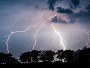 In den Kantonen Thurgau und St. Gallen tobten am frühen Dienstagmorgen heftige Gewitter. (Bild: KEYSTONE/EPA DPA/PATRICK PLEUL)