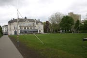 Die Visiere fürs Theaterprovisorium vor der Tonhalle auf dem Unteren Brühl sind inzwischen wieder abgebaut worden: Die Stadt St.Gallen hat die Baubewilligung dafür erteilt. (Bild: Reto Voneschen - 27. April 2019)