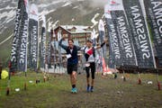 Mathias Nüesch (r.) erreicht mit Supporter und Bruder Paul Nüesch das Ziel des Swissman Xtremem Triathlon auf der Kleinen Scheidegg. (Bild: PD)