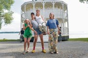 Proben zu «Arsen und Spitzenhäubchen» vor der Drehbühne im Seeburgpark Kreuzlingen (v.l.): Astrid Keller (Abby Brewster), Raphael Westermeier (Mortimer Brewster), Anna Krestel (Elaine Harper), Caroline Schreiber (Martha Brewster). (Bild: Donato Caspari)