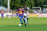 Andrea Padula (Chiasso) im Zweikampf mit Kwadwo Duah (Wil).