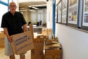 Verwaltungsratspräsident Peter Thoma hilft beim Umzug der Werbeagentur nach St.Gallen tatkräftig mit. (Bild: Rudolf Hirtl)