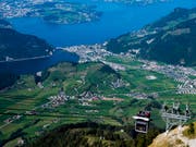 Die Cabrio-Seilbahn auf das Stanserhorn wird am Samstag ausser Betrieb bleiben und erst am Sonntagmorgen wieder Gäste transportieren. Reparaturarbeiten wurden nötig, weil ein Lager eines Seilumlenkrades in der Bergstation defekt ist. (Bild: KEYSTONE/JEAN-CHRISTOPHE BOTT)